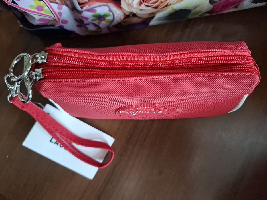 Красная сумка Lacoste