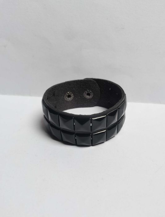 Pieszczocha, bransoletka: 2-rzędowe czarne ćwieki (metal, gothic punk)