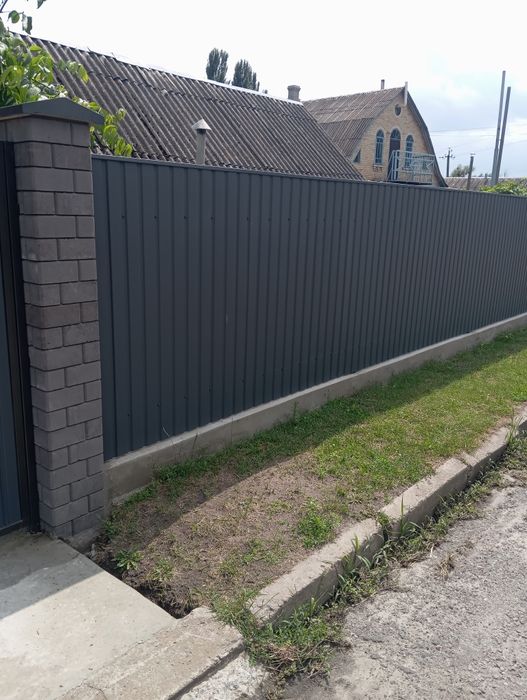 Будуємо паркани з металопрофіля різних розмірів та видів