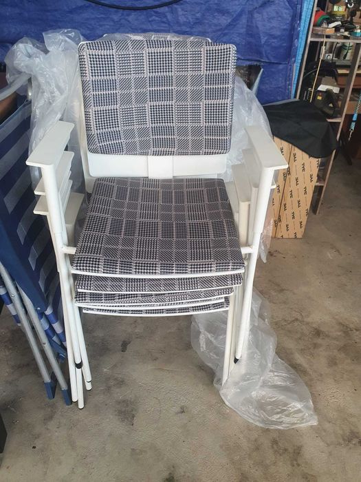 Cadeiras de reunião/escritório confortáveis.