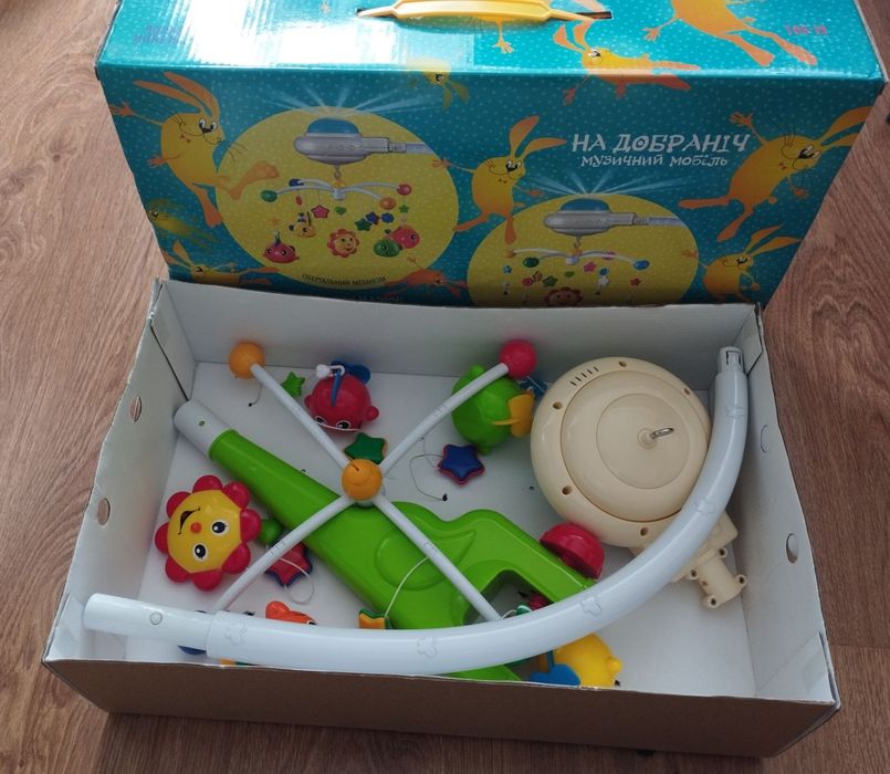 Мобіль з іграшками на ліжечко