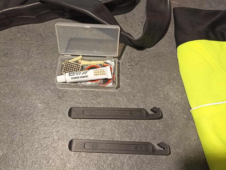 Rowerowy zestaw: kamizelka, rękawiczki, dętki, lampki, odblaski, łyżki