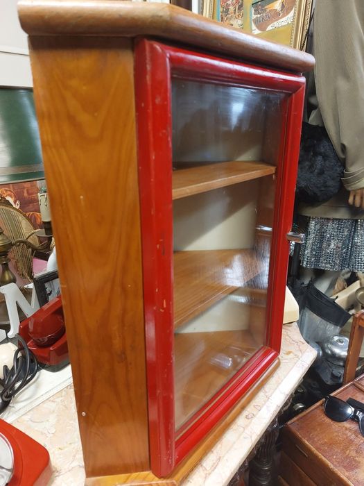 Vitrine em madeira maciça 

Pequena vitrine de parede antiga, fe
