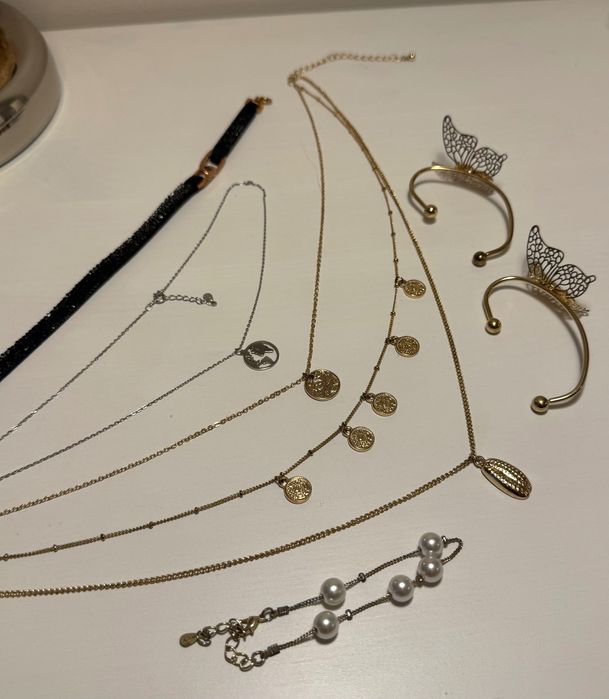 Zestaw biżuterii, naszyjniki, nausznica, bransoletka