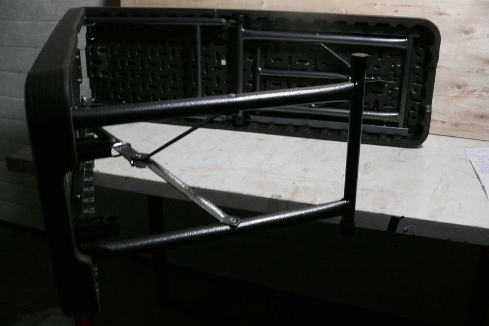 Banco dobrável da marca DIEMPI, na cor preta.