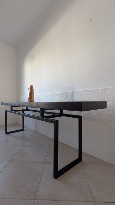 Consola Minimalista de Design – Carvalho Negro e Metal – Estado Impecável