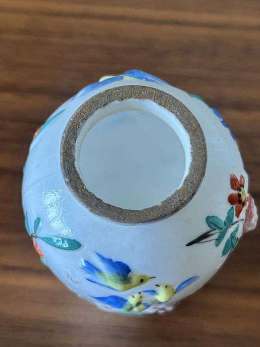 Jarra em vidro leitoso com decoração relevada pintada à mão