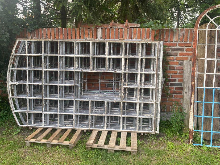 Stare  łukowe okna  żeliwne