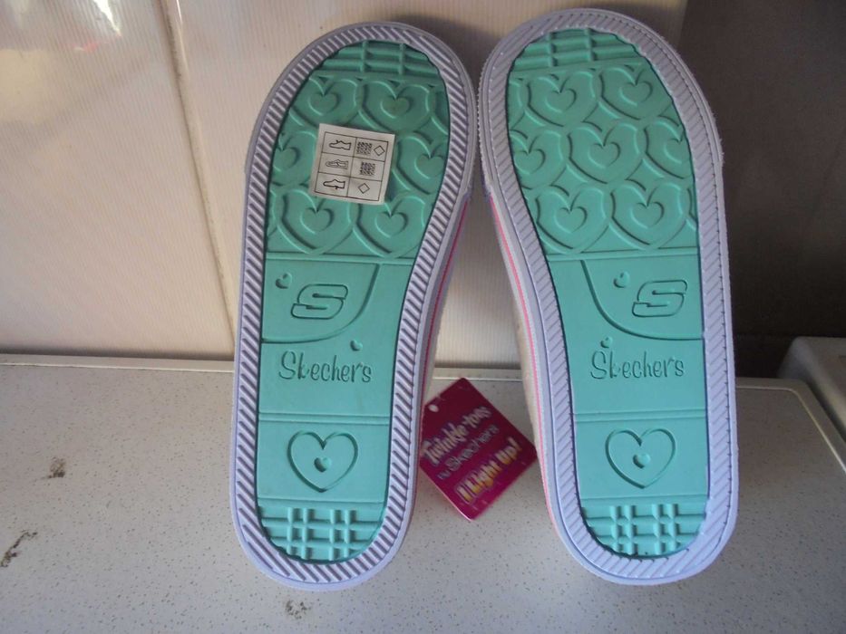 ténis de menina da marca Skechers novas