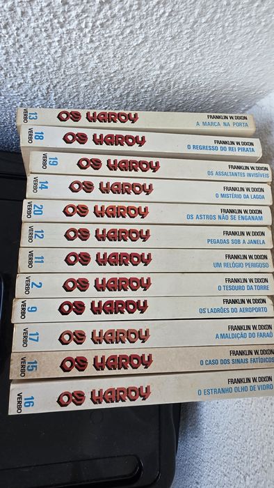 Livros juvenis "Uma Aventura" e outros