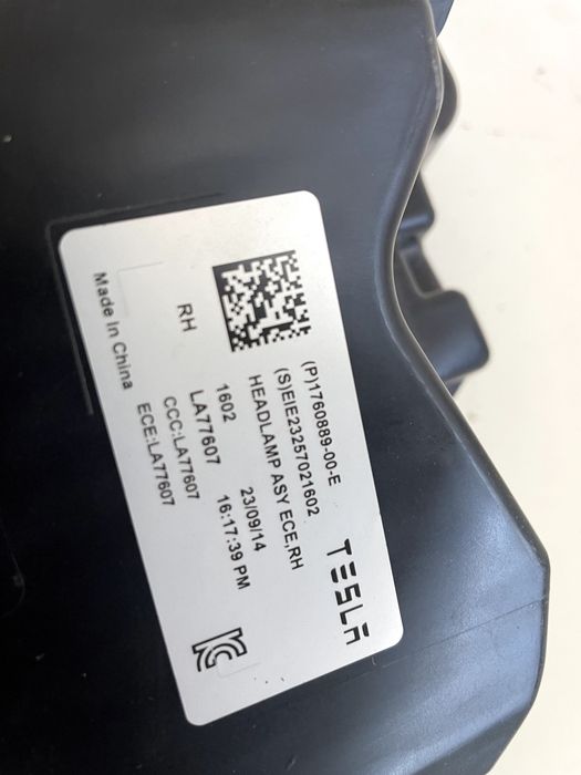 Lampa prawa lewa  eflektor przód TESLA Model 3 Highland 24r  cała