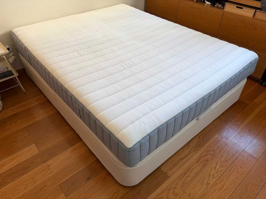 Cama Queen Size IKEA KVITSÖY com Arrumação + Colchão VALEVÅG 160x200 cm