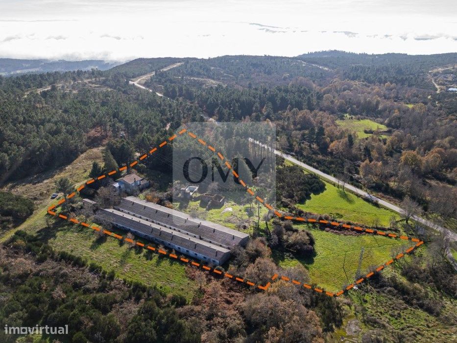 Terreno de 12.491m2 com Moradia T3 e Outras Edificações