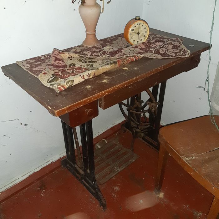 Раритетная столешница под швейную машинку.