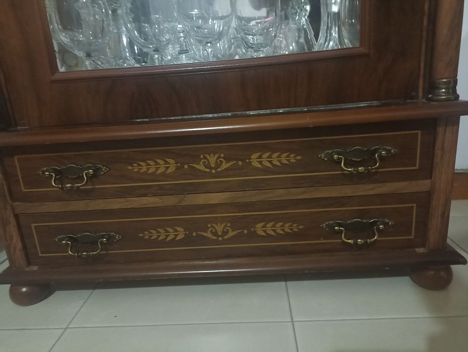 Cristaleira em madeira e vidro