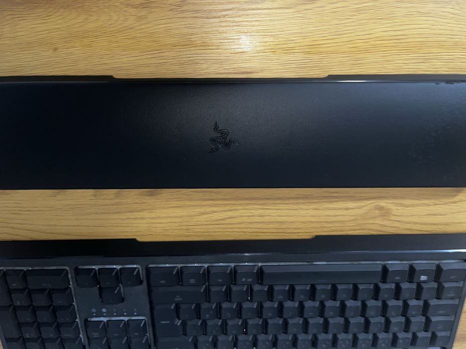 Teclado Razer Ornata V2 e microfone trust