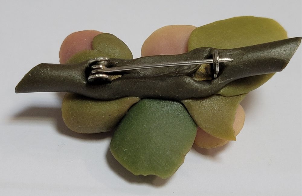 Stara broszka z modeliny rózyczki