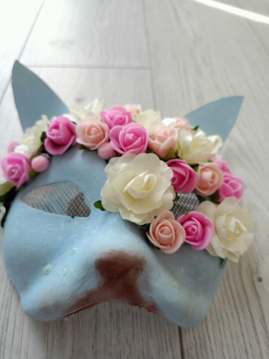 Maska kota niebieskiego z kwiatami