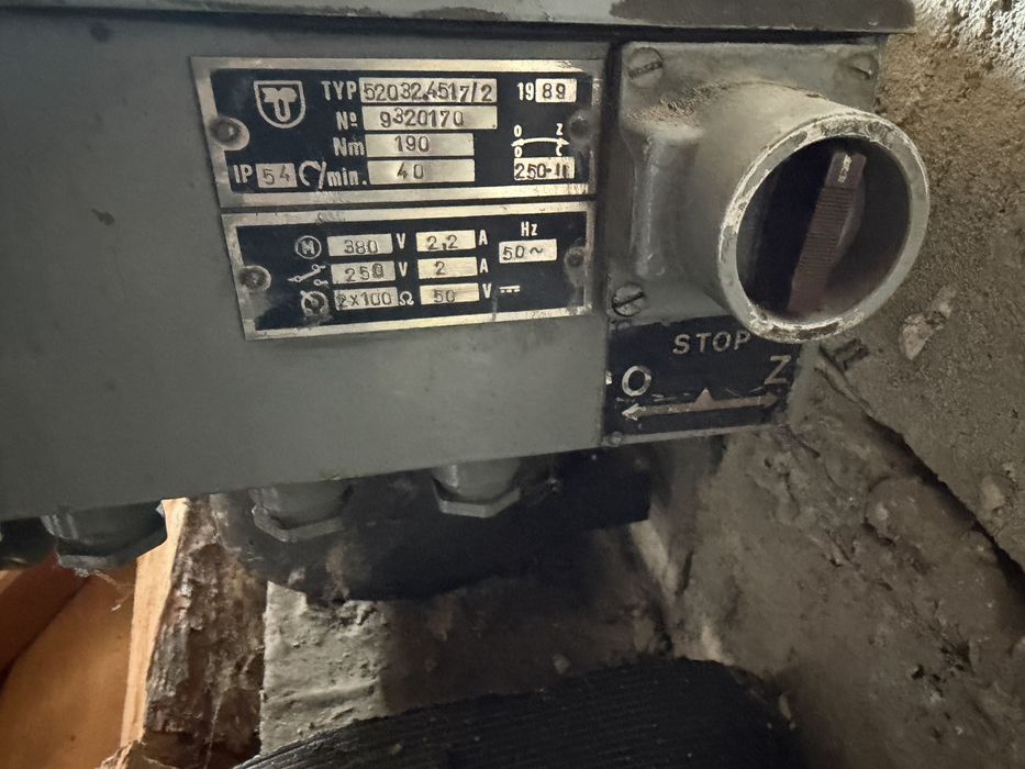 Silnik z prsekładnia / motoreduktorem