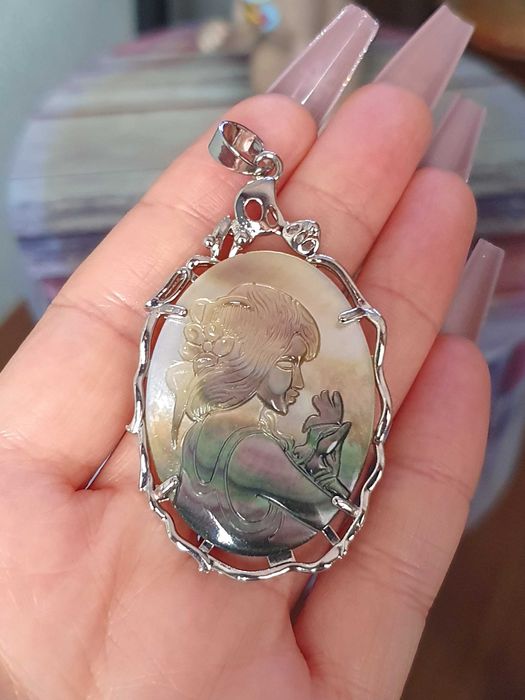Pendente esculpido em madrepérola, com jovem / mulher / sereia