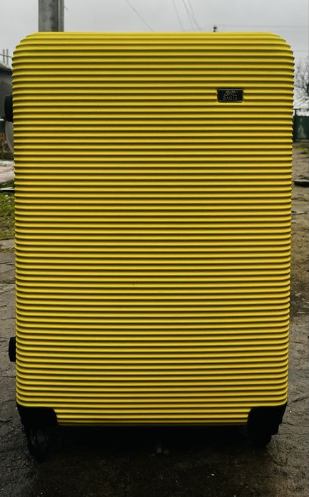 Продам жовту валізу.