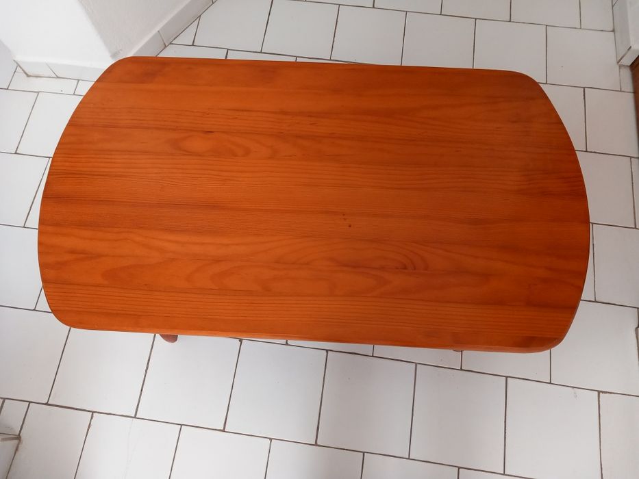 Mesa em madeira pequena.