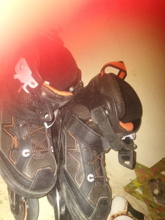 2 exelentes pares de patins em linha nr.35 c/ proteccoes 10€