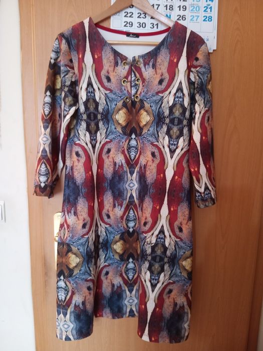 Vestido estampado tamanho L, efeito no decote.