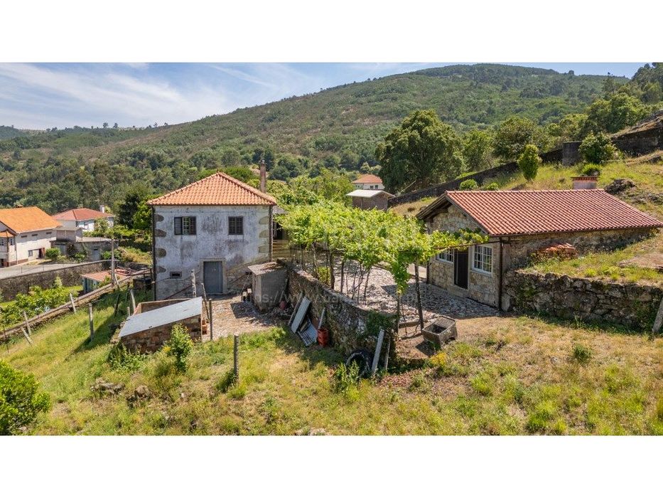 Quintinha com 3616m2 de terreno em Azevedo