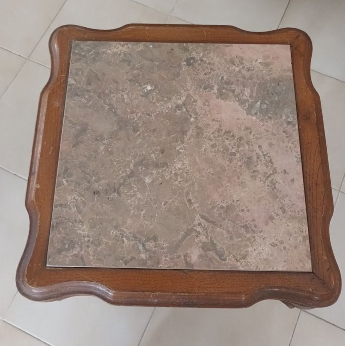 Mesinha com tampo de mármore