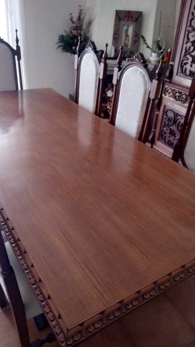 Mesa de Cozinha/Salão em Madeira e 8 Cadeiras e um Armário Duplo