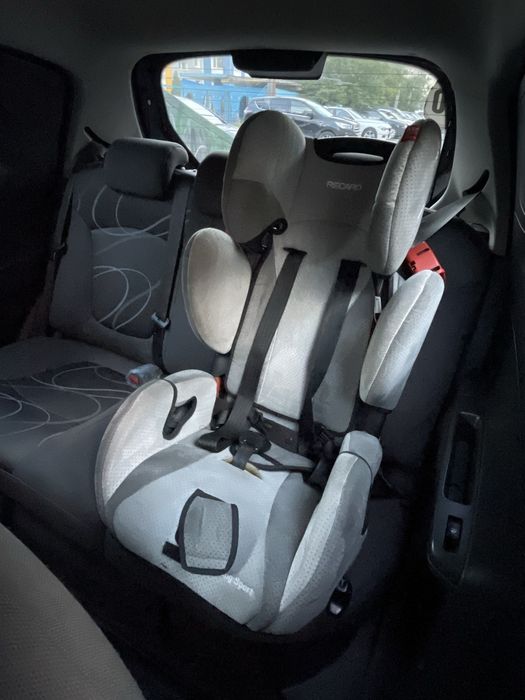 Продам автокресло Recaro young sport