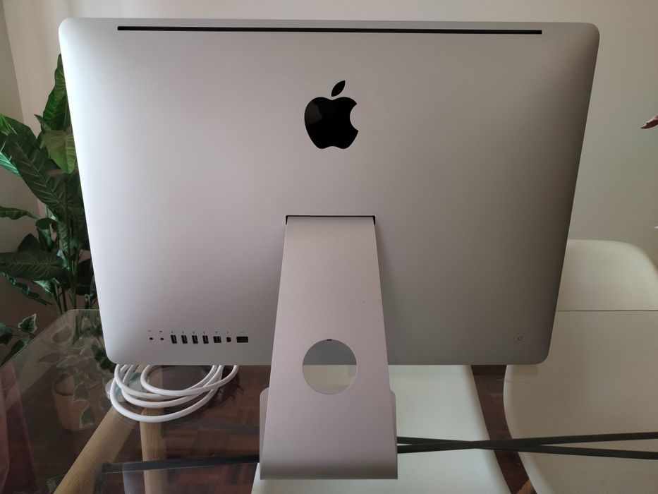 iMac Apple com teclado e rato