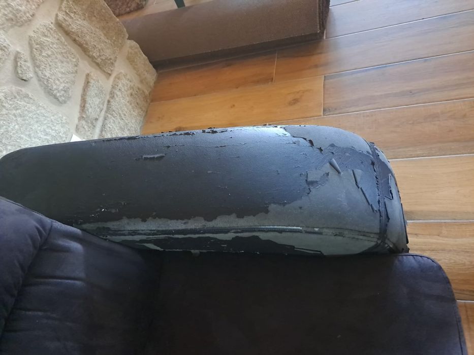 Sofá preto em pele de pêssego