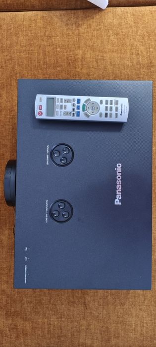 Projektor Panasonic PT‑AE2000E – Full HD do kina domowego