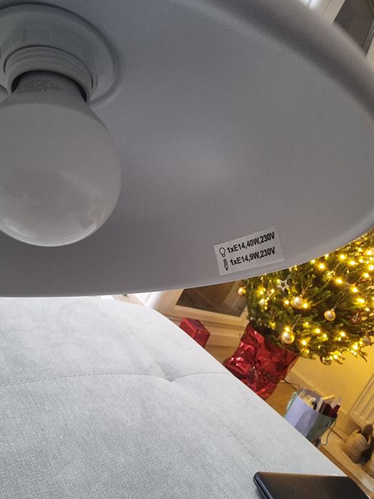 Biała lampka biurkowa retro