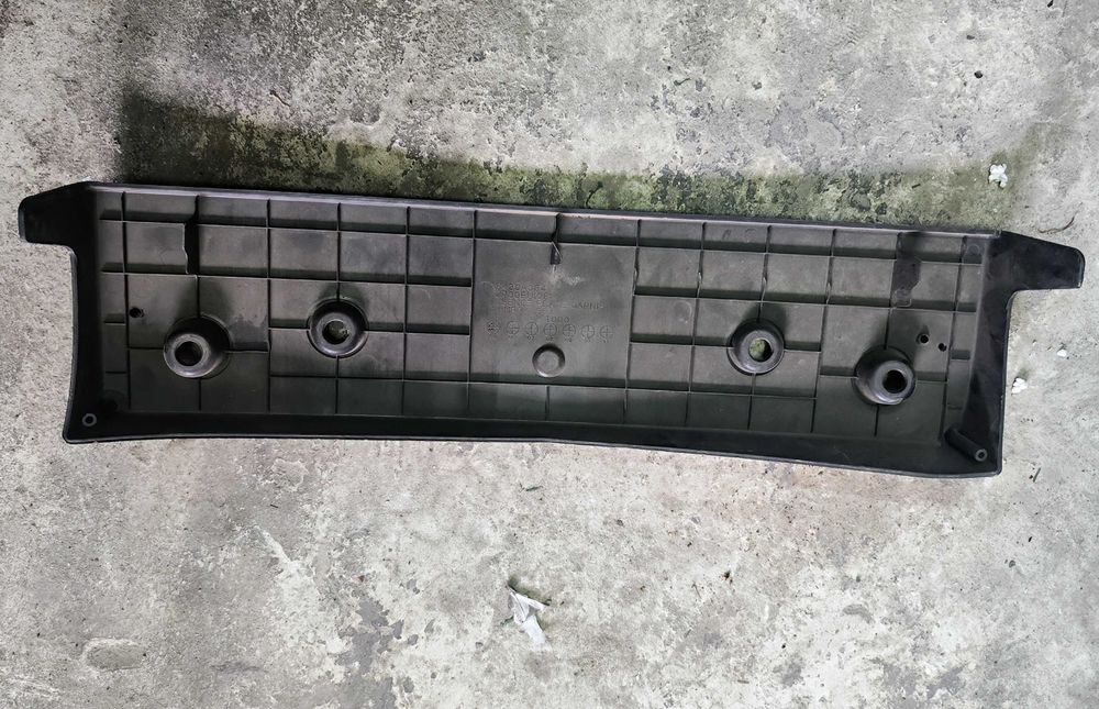 Подиум накладка номерного знака Mitsubishi Lancer 9 6430A084