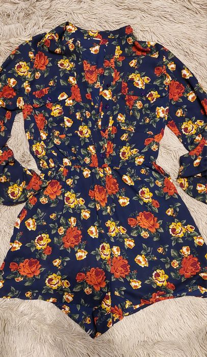 Kombinezon damski z dzielonymi spodenkami