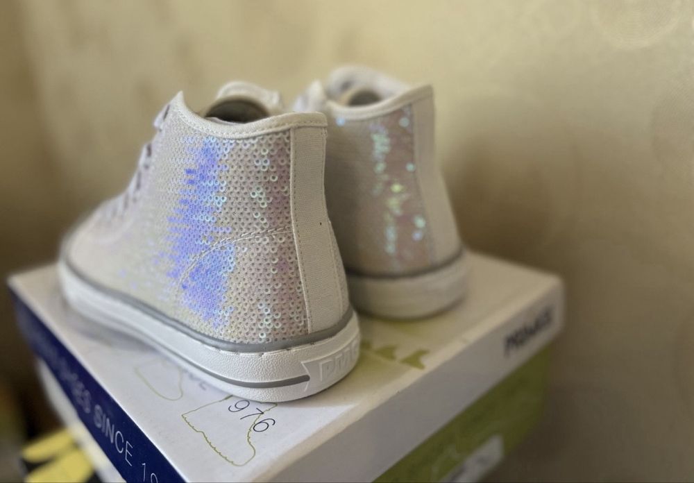 Очень красивые кеды кроссовки Италия Primigi ecco superfit  33-34 р