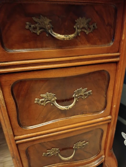 Biurko antyczne, zgrabne.