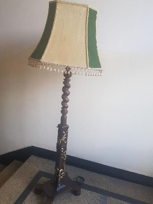 Antyczna lampa, wykonana z drewna dębowego :)