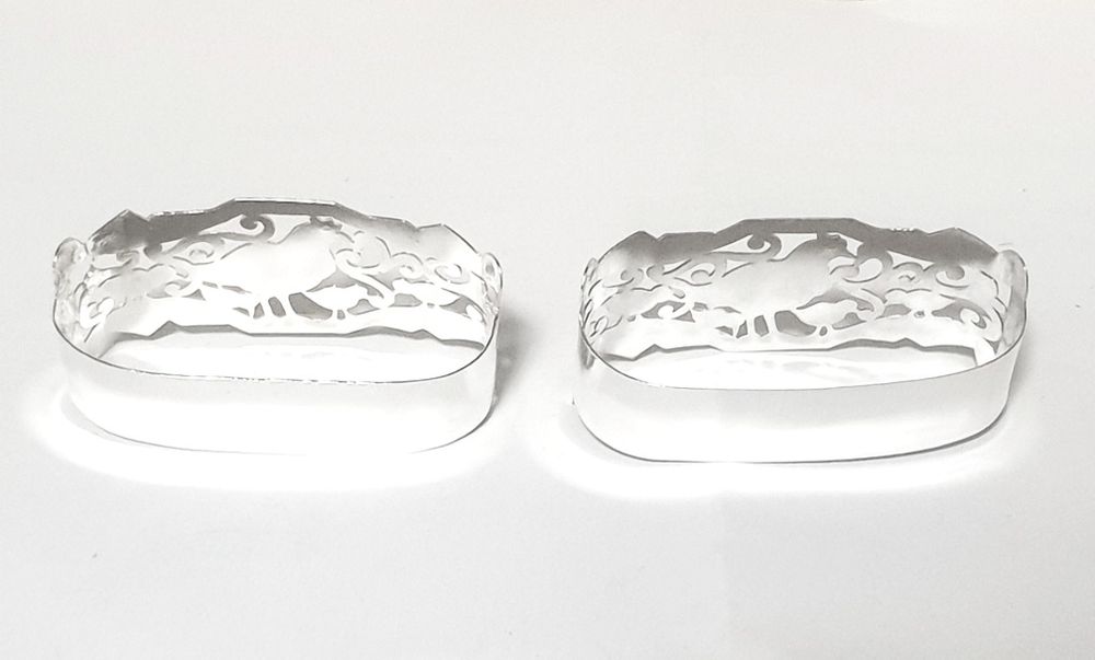Fantástico par de argolas de guardanapos vintage em prata com pássaros