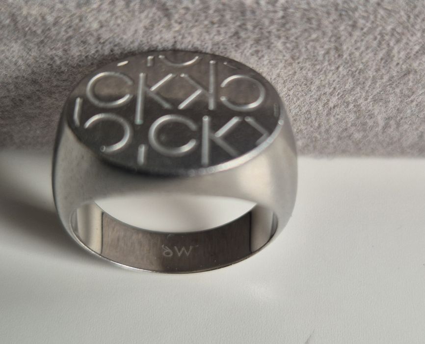 Anel Calvin Klein Jewelry com logótipo CK