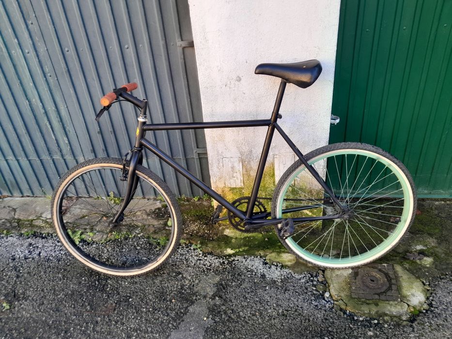 Bicicleta antiga transformada em single speed