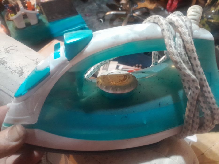Aspirador da FLAMA s/ saco + ferro a vapor 20€