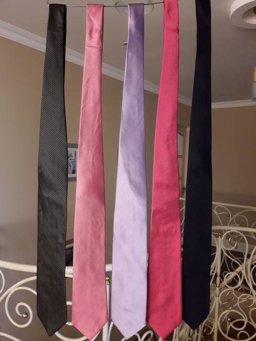 Фірмові галстуки .