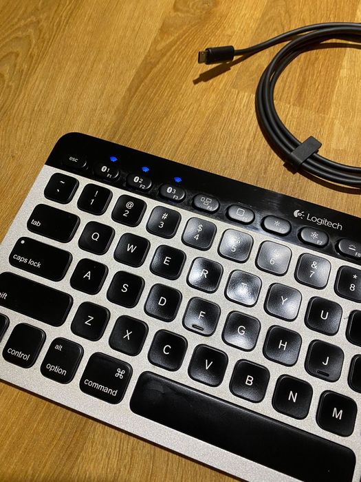 Teclado Bluetooth Iluminado Logitech K811