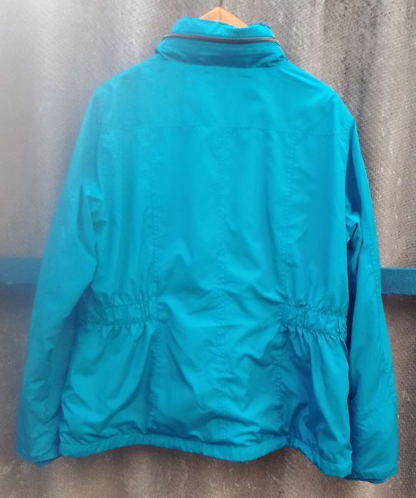 Продам жіночу куртку .