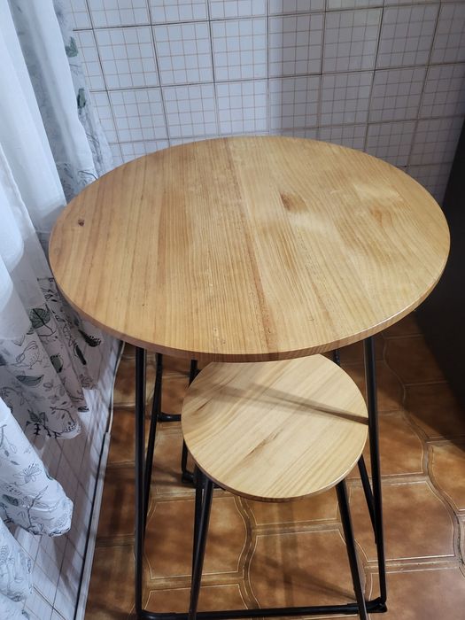 Mesa alta com 2 bancos