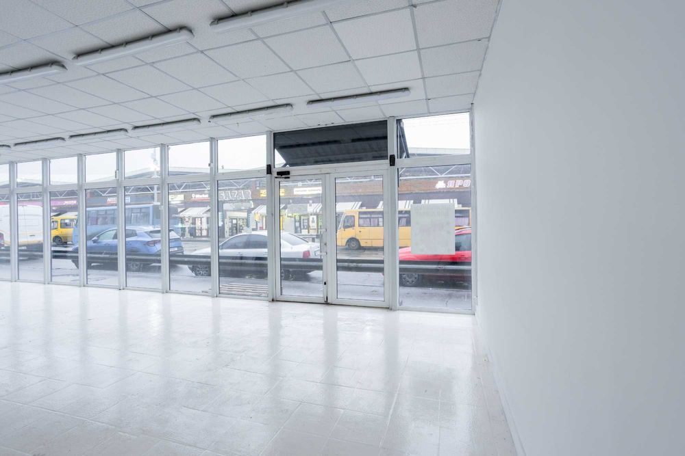 Фасадне приміщення МЕТРО ЛІСОВА. БАZАR. МАЯк